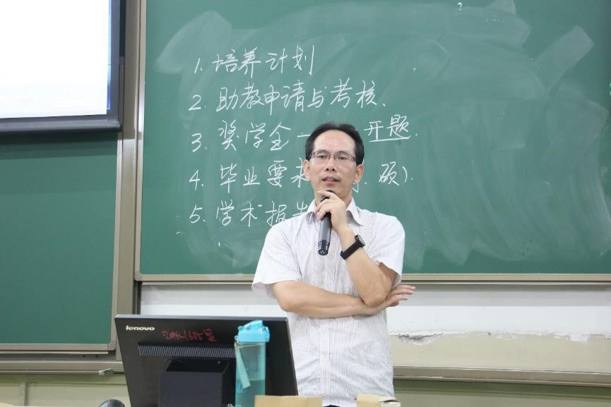 18246870d03a72fb4ddc8844eff3bc69.jpg 研究生开学2.jpg